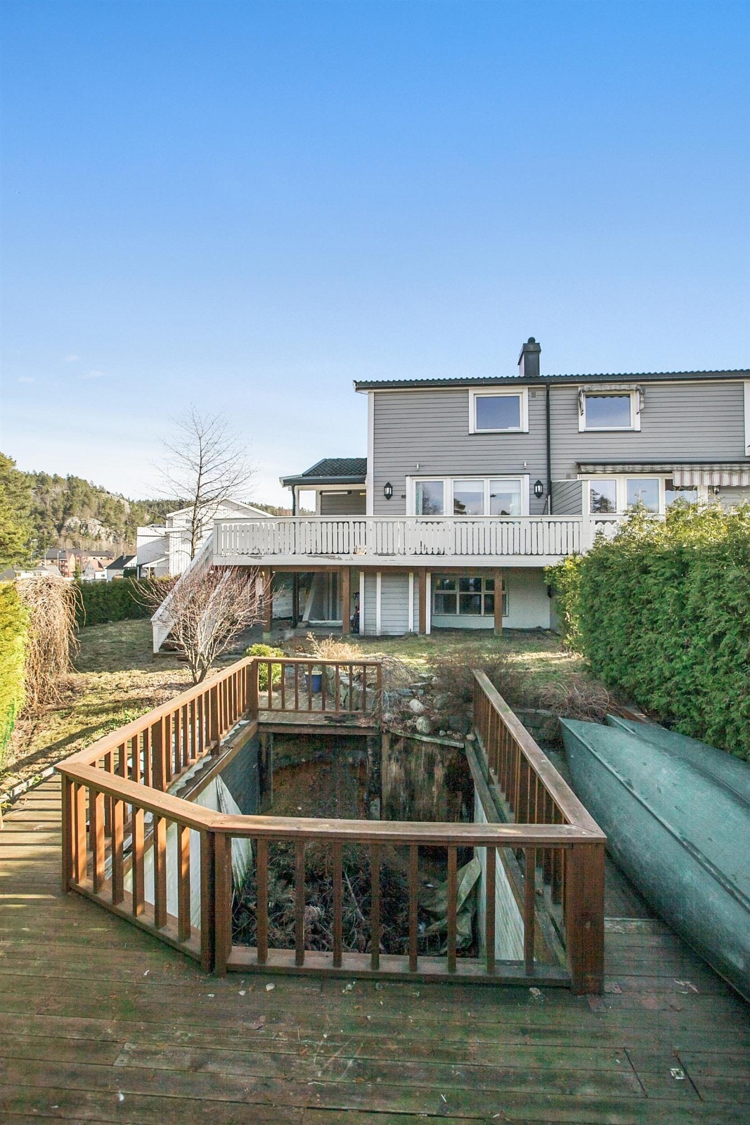 Fasade mot vest. Bassenget trenger noe restaurering før det tas i bruk. Galleribilde