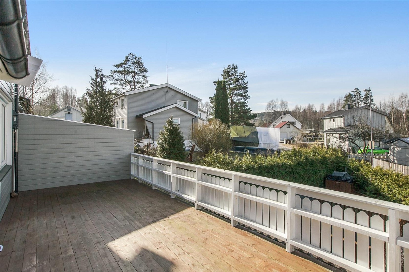 Solrik vestvendt veranda med levegg mot nabo. Galleribilde