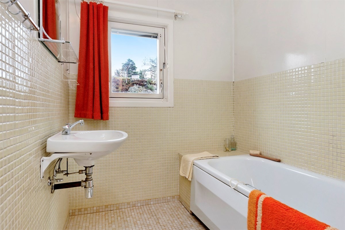 Bad. Tilstøtende rom er vaske- og tørkerom. Galleribilde