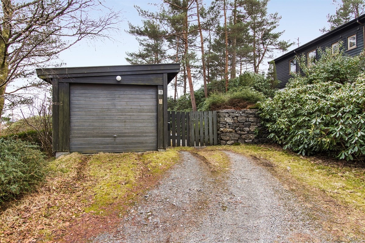 Oppstilingsplass til flere biler på tomten, samt 1 bil i carport. Galleribilde