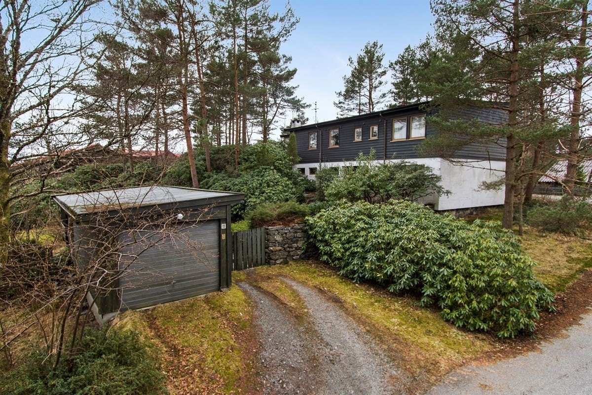 En ypperlig familiebolig med gjennomgående praktiske planløsninger - Innkjørselen til tomten er romslig. Galleribilde