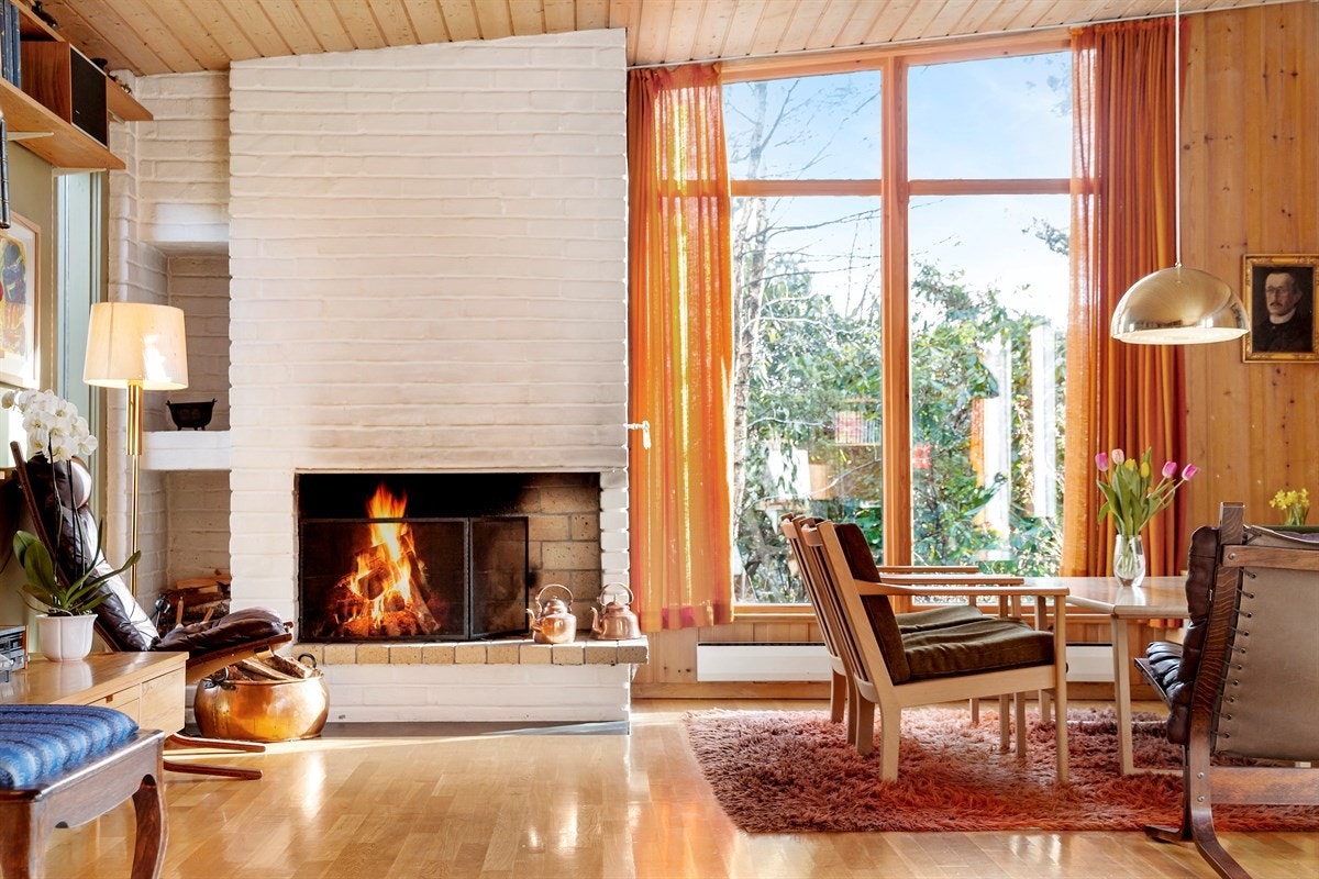 Legg merke til store vindusflater som går fra gulv til tak.
Stuen er det eneste rommet i huset med skrått tak. Galleribilde