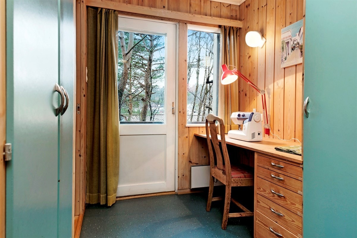 Gang med hyggelig arbeidskrok utenfor kjøkkenet. Her er det utgang til luftebalkong. Galleribilde