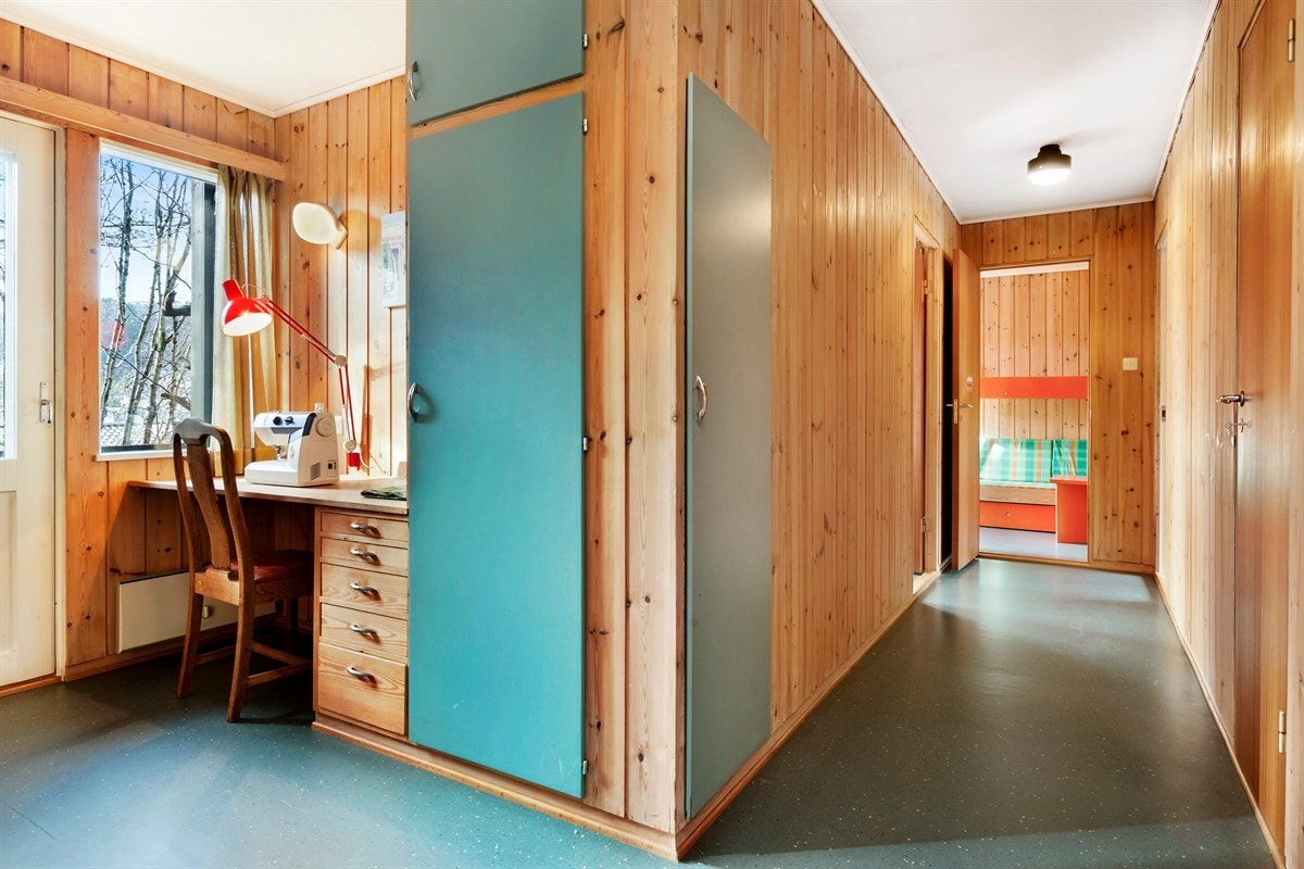 Gang. Innerst i gangen ser man soverom nr. 4. Galleribilde