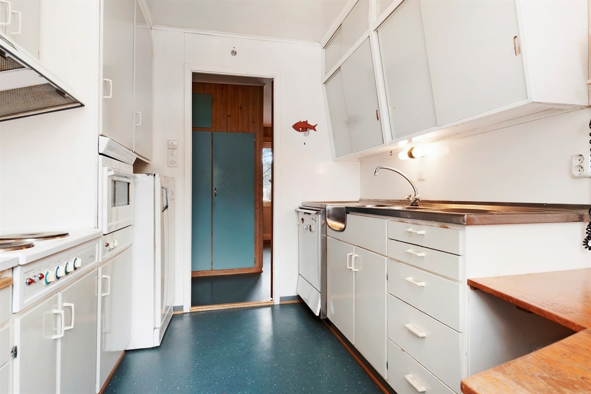 Kjøkken. Bildet er tatt fra spiseplassen på kjøkkenet. Galleribilde