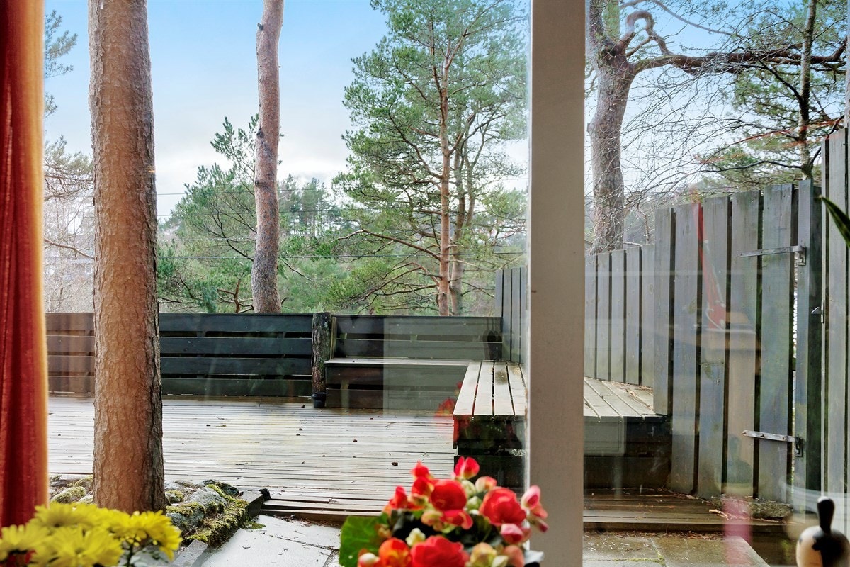 Bildet er tatt fra stuen og ut mot terrassen. Her sitter man helt usjenert. Galleribilde