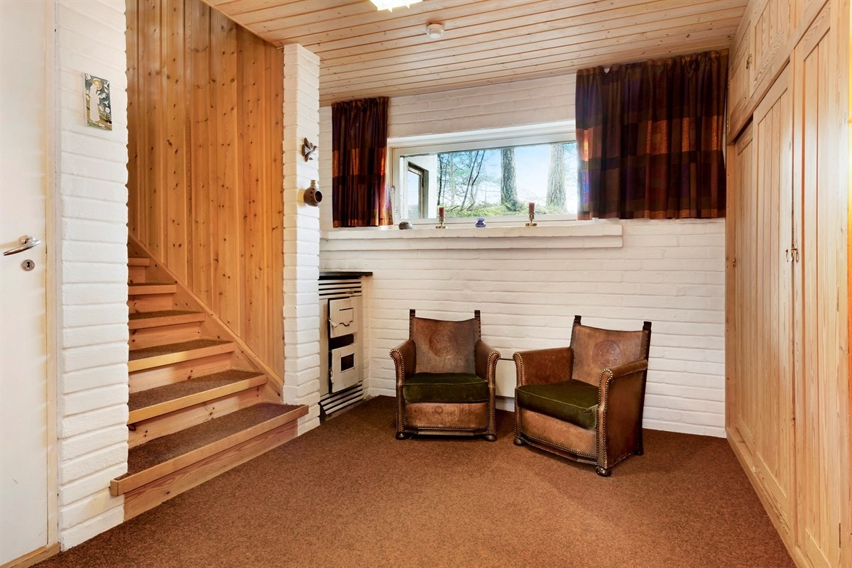 Hall med stor garderobe. Herfra kommer man opp i spisestuen. Galleribilde