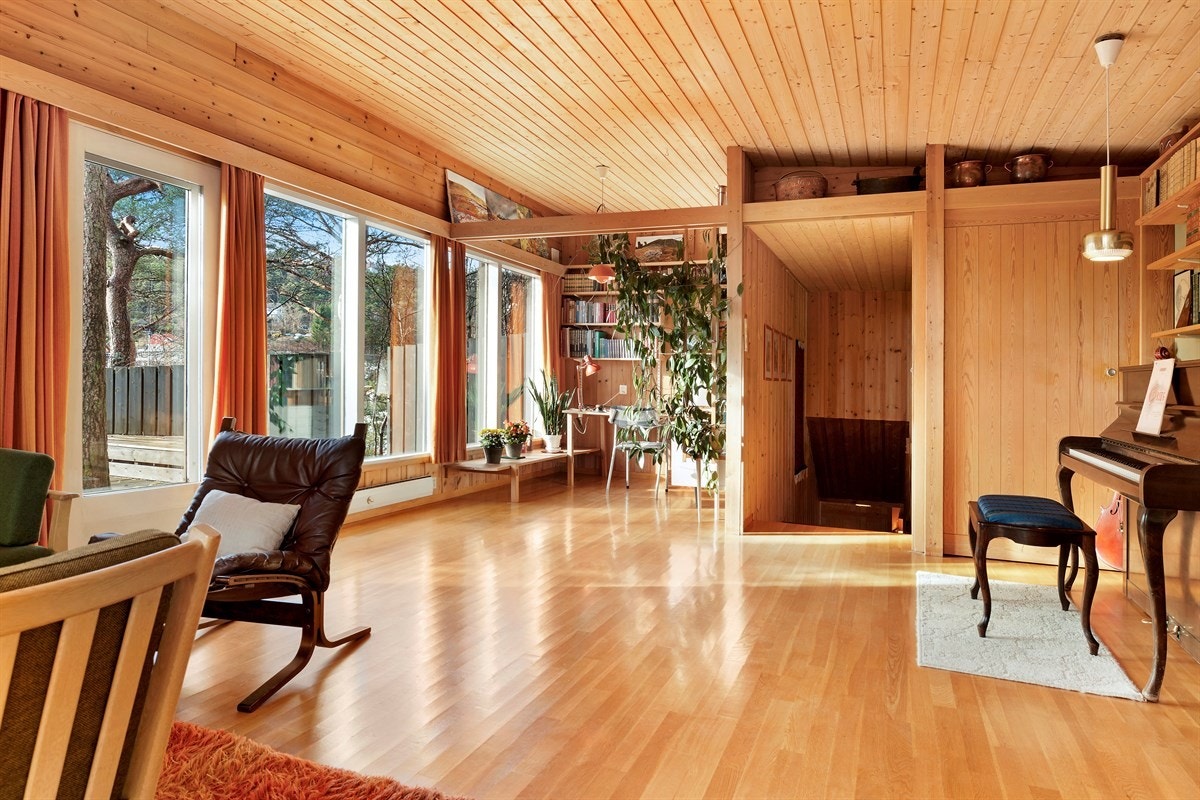 Stuen har en "kontor"del som man ser i enden av bildet. Her er også utgang til terrassen. Stuen kan lukkes igjen med skyvedør. Galleribilde