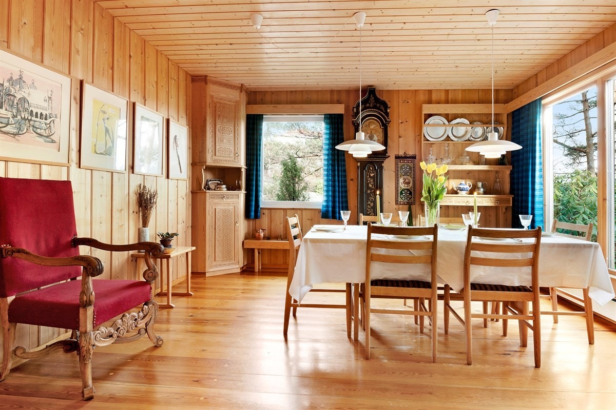 Spisestuen ligger praktisk til mellom kjøkkenet og stuen. Galleribilde