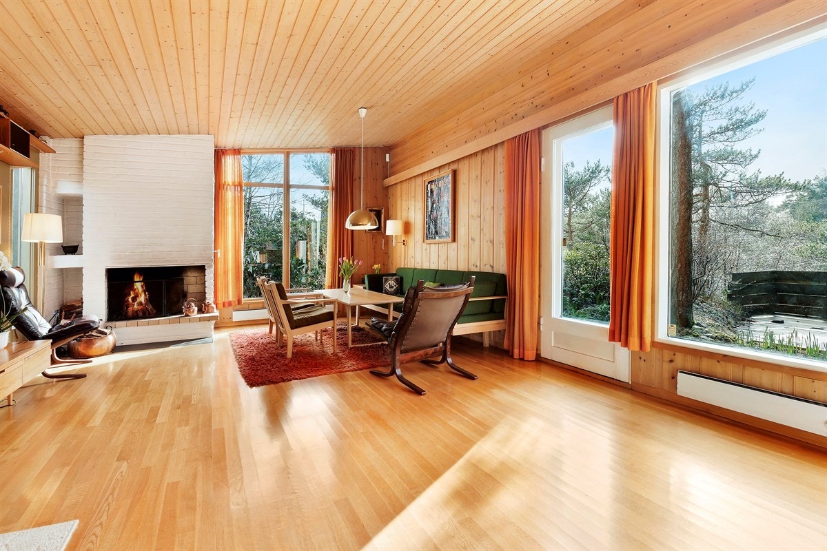 Stuen er stor med masse lysinnslipp. Galleribilde