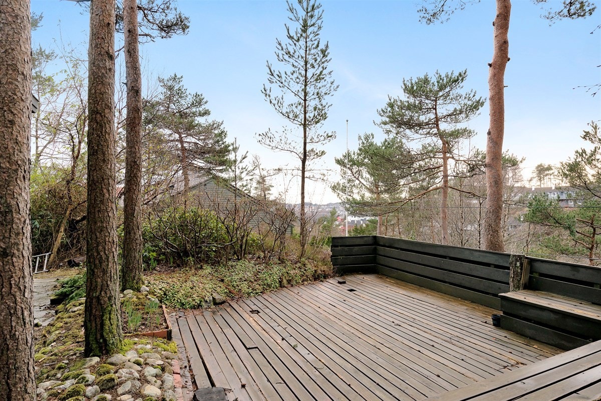 Terrassen ligger lunt og skjermet på eiendommens vestside. Her har man solen til langt på kveld om sommeren. Galleribilde