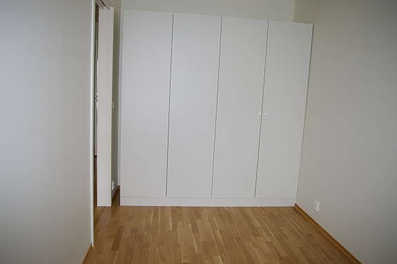 Del av soverom - godt med skapplass (umøblert) Galleribilde