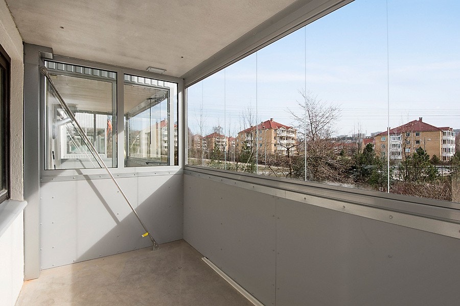 Ny innglasset balkong med plass til sittegruppe Galleribilde