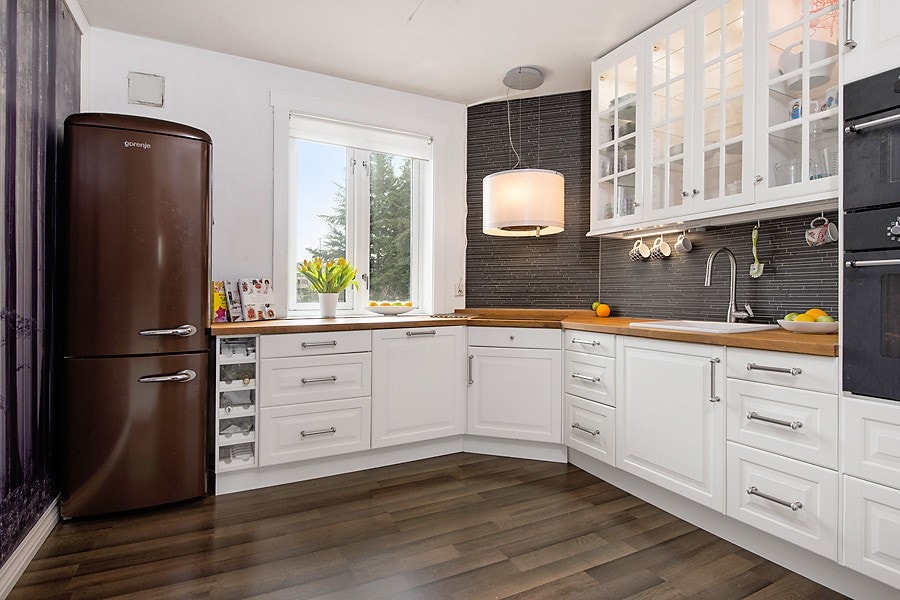 Delikat kjøkken med hvite, slette fronter Galleribilde