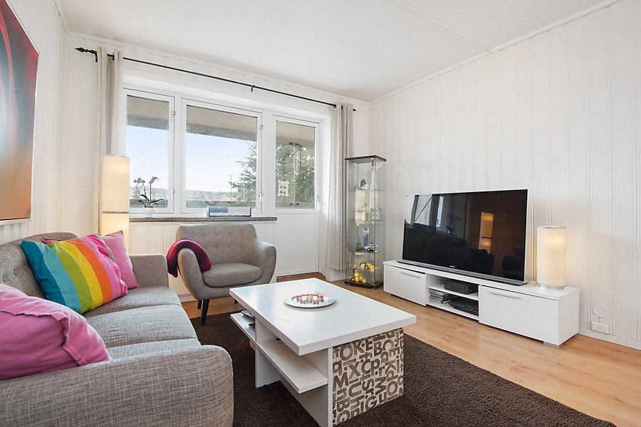 Lys stue med utgang til innglasset balkong Galleribilde