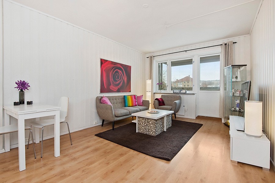 Stue med plass til sittegruppe og spisestuebord Galleribilde