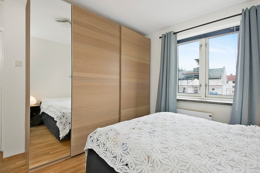 Romslig soverom med plass til dobbeltseng og garderobeskap Galleribilde