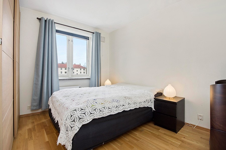 Soverom med plass til dobbeltseng og garderobeskap Galleribilde