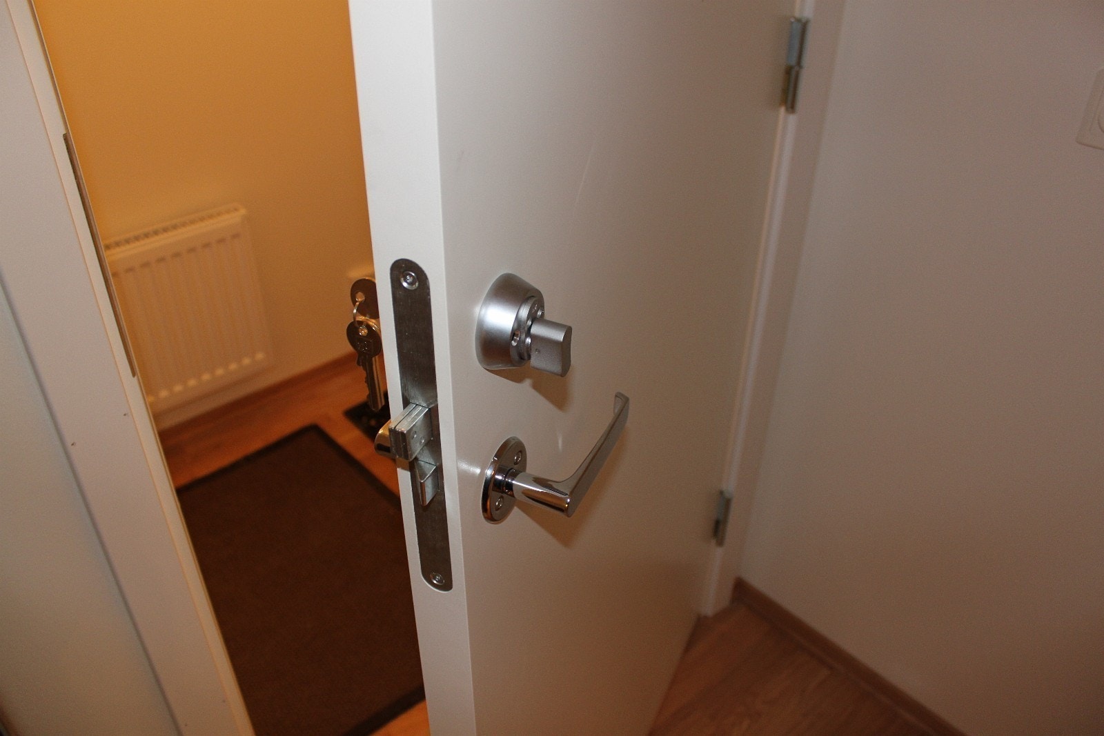 Lydisolerte dører med egen lås Galleribilde