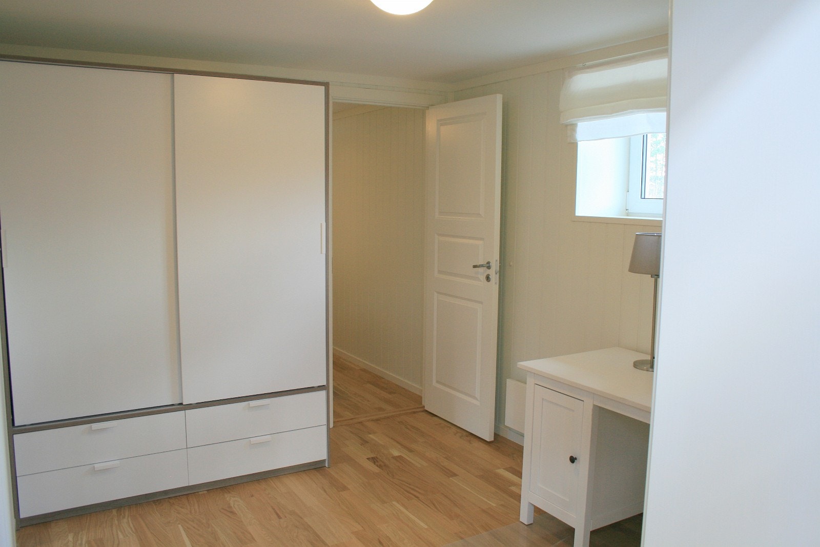 Entre med garderobeskap Galleribilde