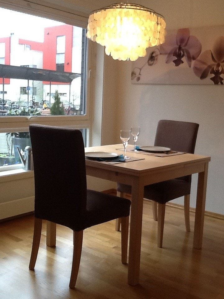 Spiseplass her satt opp for 2, men leiligheten har 4 ekstra stoler og bordet kan foldes ut til 6 totalt. Galleribilde