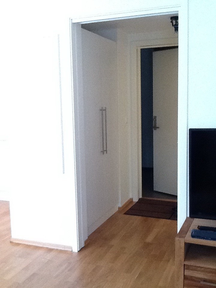 Gang med god garderobe plass og inngang til bad. Galleribilde