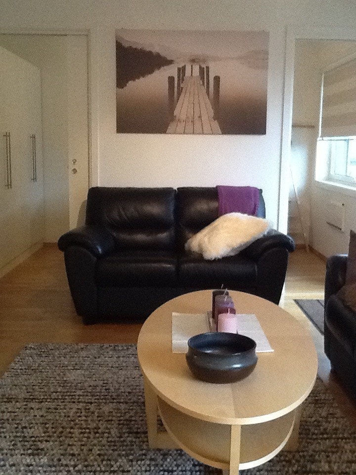 Stue 2 seter mot soverom Galleribilde