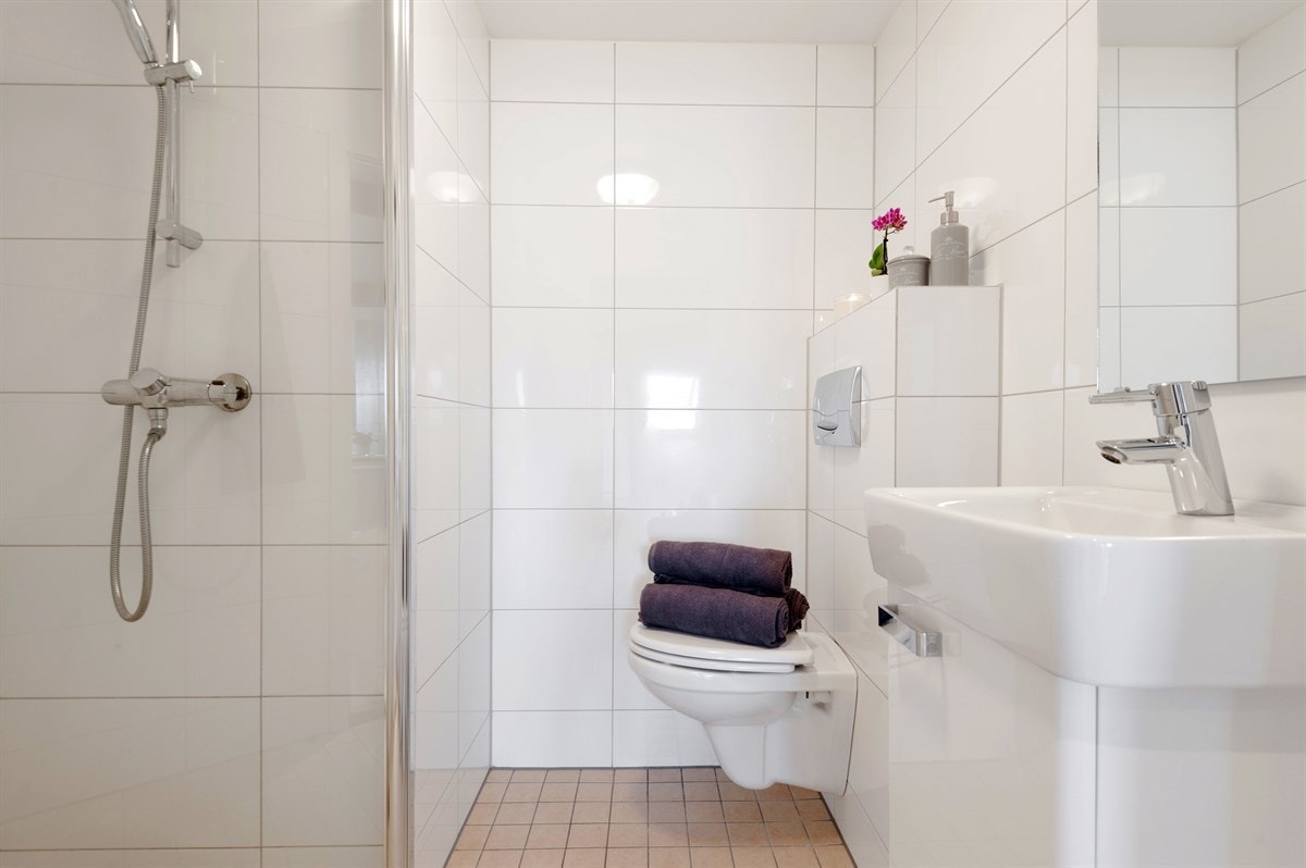 Bad nr. 2 ligger i gangen. Her er det vegghengt toalett, servant og dusj. Galleribilde