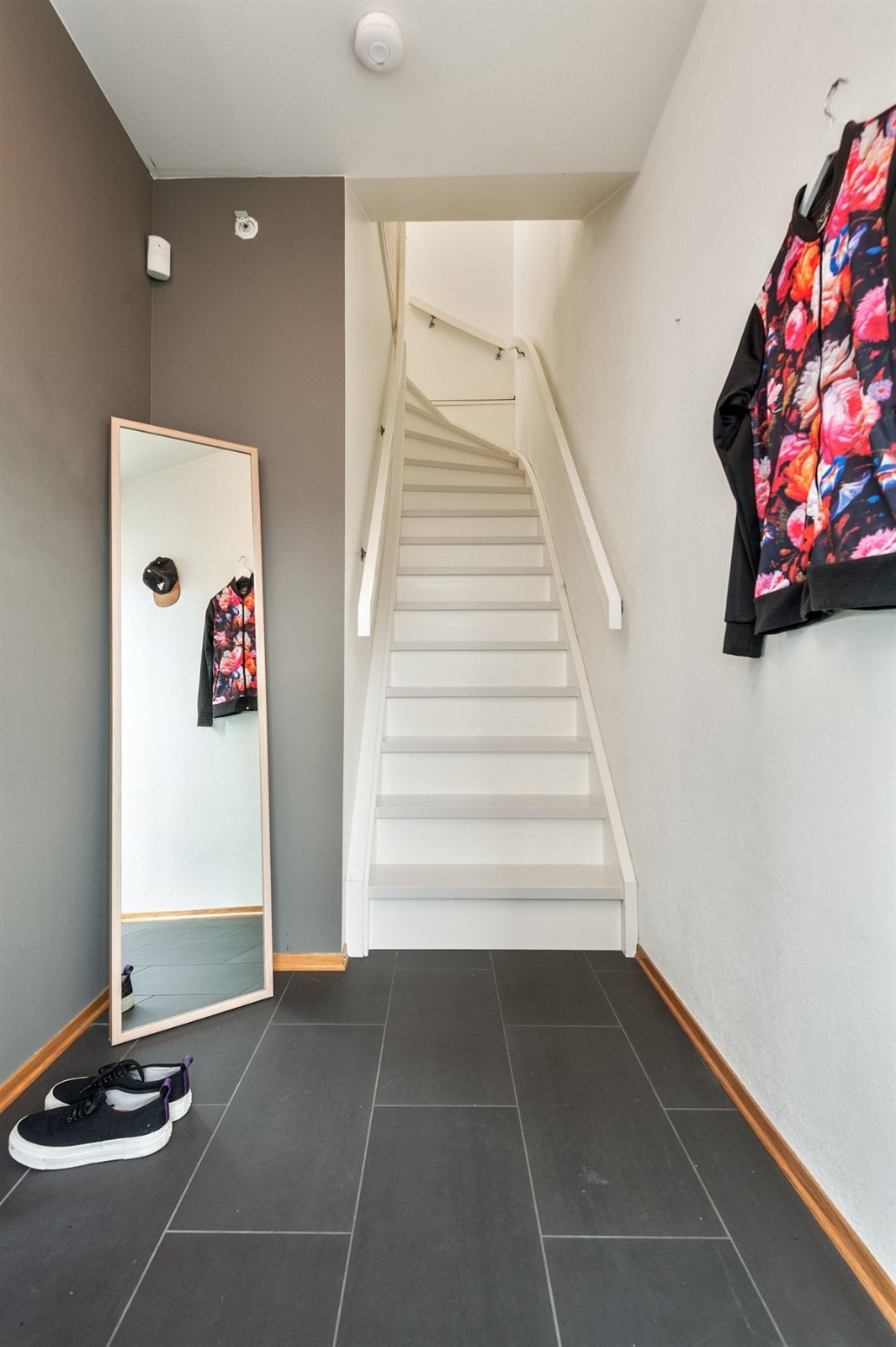 Når du kommer inn i boligen møtes du av en romslig entré. Her er det god plass til å henge fra seg ytterklær og sette fra seg sko. Det er også plass til ulike skap- og hylleløsninger. Dørcallingen er plassert ved siden av inngangsdøren og har video. Galleribilde