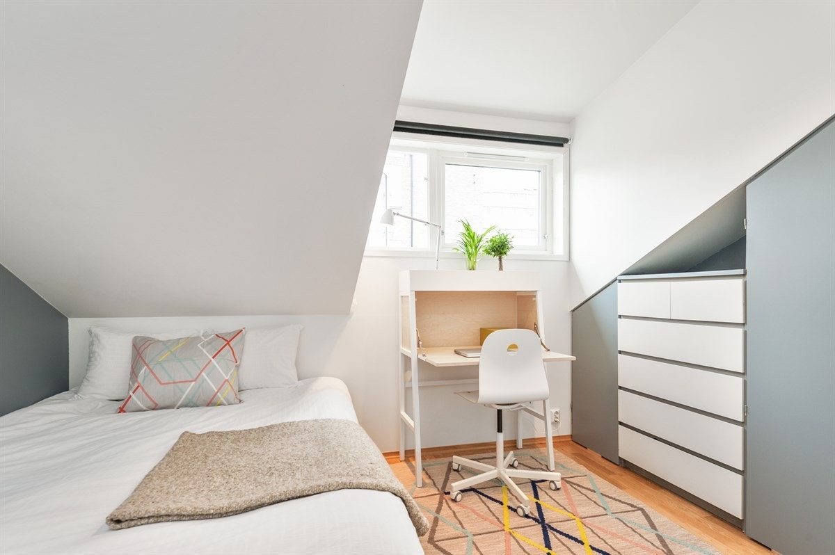 Hovedsoverommet finner du i andre etasje. Her er det god størrelse med plass til en dobbeltseng, tilhørende nattbord og ulike skap- og hylleløsninger. Det er store vindusflater som vender ut mot den stille og hyggelige bakgården. Galleribilde