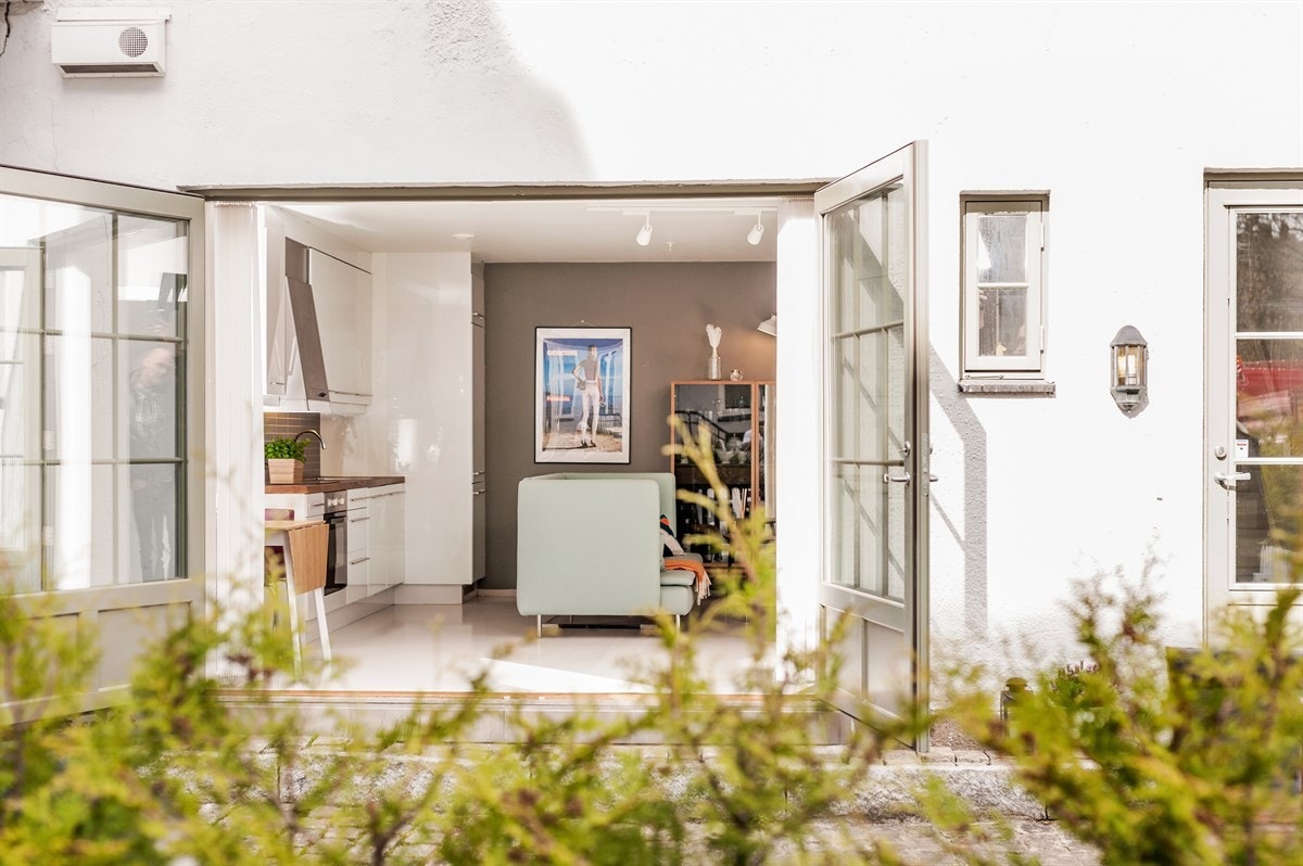 I stuen har du også to fantastiske fløydører som kan slåes helt opp. Galleribilde