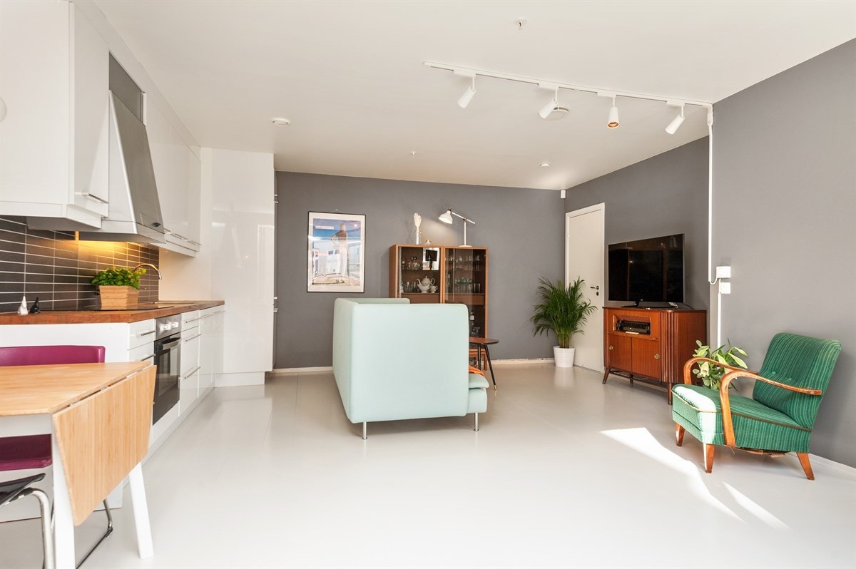 Stuen har en stor gulvflate med mulighet for fleksible innredningsløsninger. Det er god plass til det du måtte trenge av møbler som sofagruppe, sofabord, tv-benk og liknende. Galleribilde