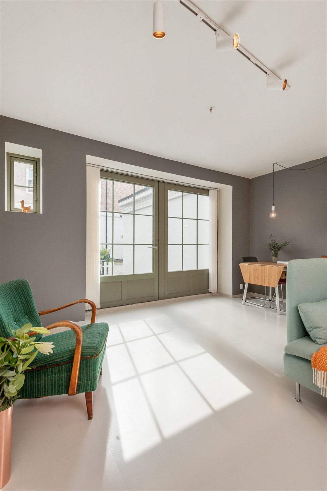 Siden rommet er vendt mot syd-øst er det flotte solforhold både inne og ute på morgenen og utover formiddagen. Galleribilde