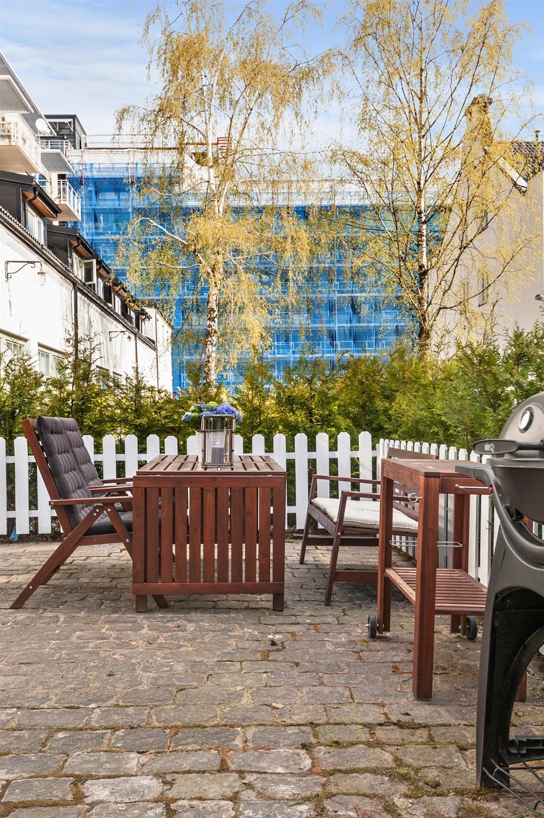 Her har du mye plass å boltre deg på, og det kan enkelt innredes med sittegruppe, bord, grill og det du ellers vil ha utendørs. Galleribilde