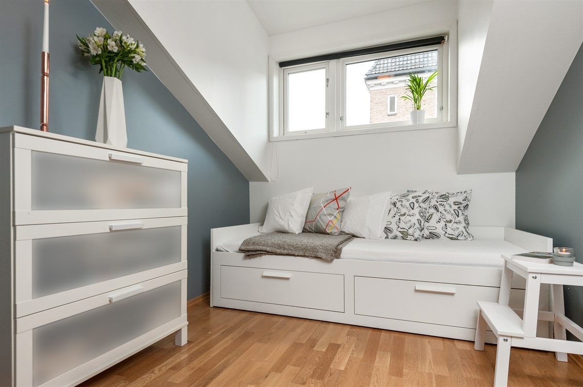 Romslig soverom med god plass til seng, nattbord, skap og det som hører med. Dette rommet ligger også syd-østvendt med vinduene vendt ut mot den stille bakgården. Galleribilde