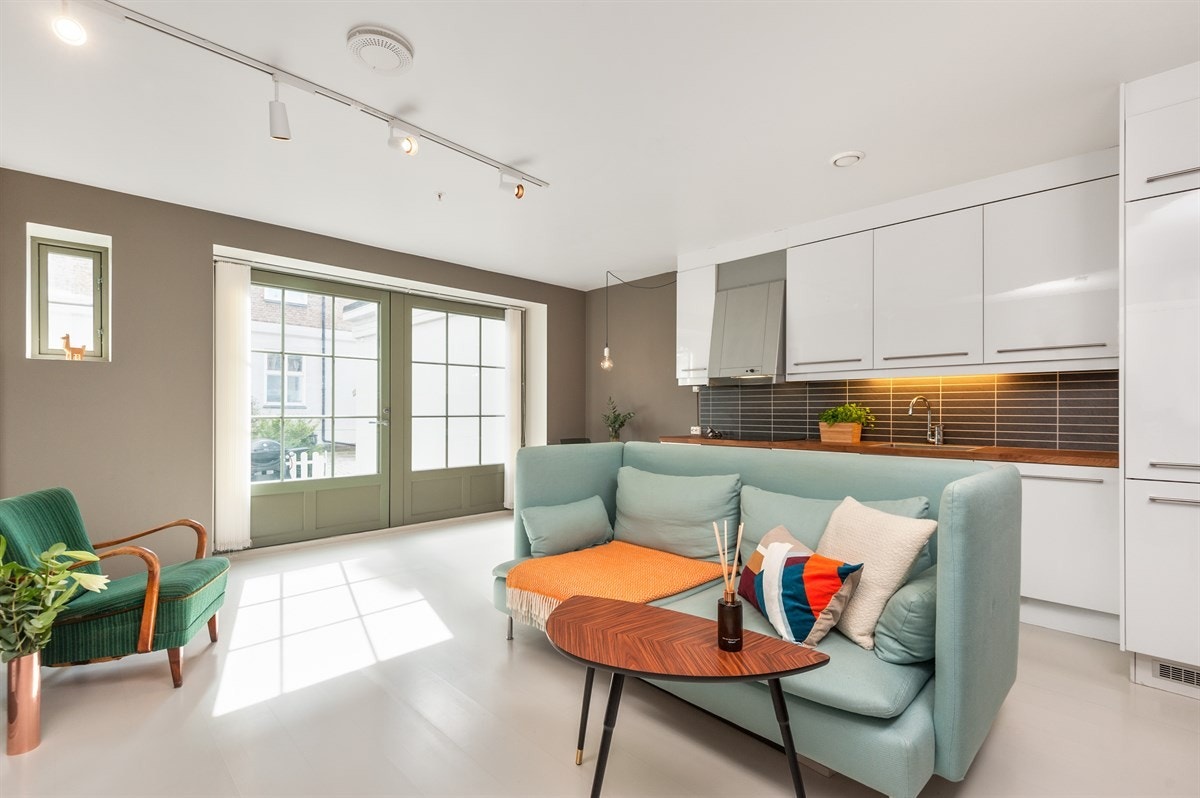 Med en gang du kommer inn i rommet legger du merke til de store fløydørene. Disse slipper inn rikelig med lys, og fyller hele rommet med en god atmosfære. Galleribilde