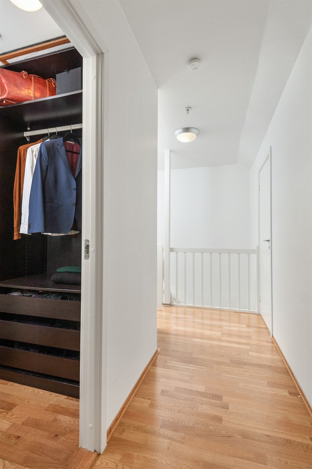 I andre etasje har du god lagringssplass, med blandt annet en innvendig bod. Galleribilde