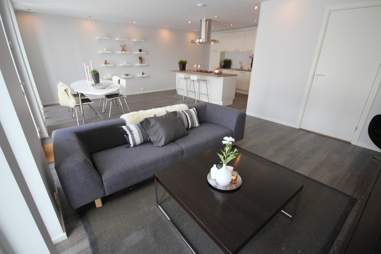 Romslig stue, kjøkken i hvit høyglans fra HTH Galleribilde