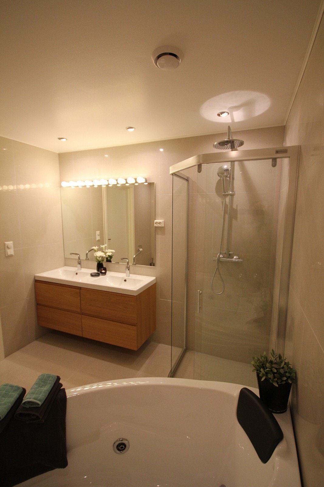 Romlig bad med boblebad. Galleribilde