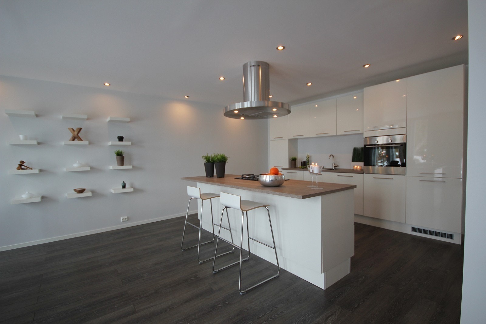 Moderne HTH kjøkken i hvit høyglans med alt av hvitevarer integretrt. Gassplate, og full bedekning til 6 personer. Galleribilde