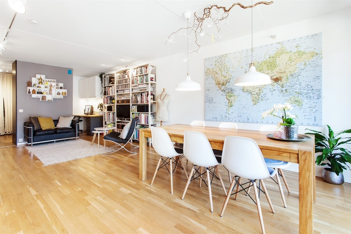 Store vindusflater gjør stuen lys og luftig. Galleribilde