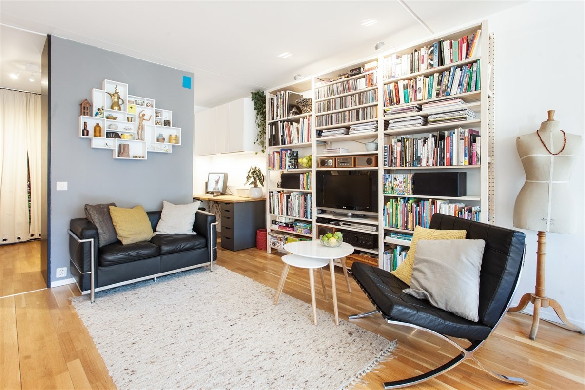 Gjennomgående stue med praktisk kontorhjørne ved entré. Galleribilde