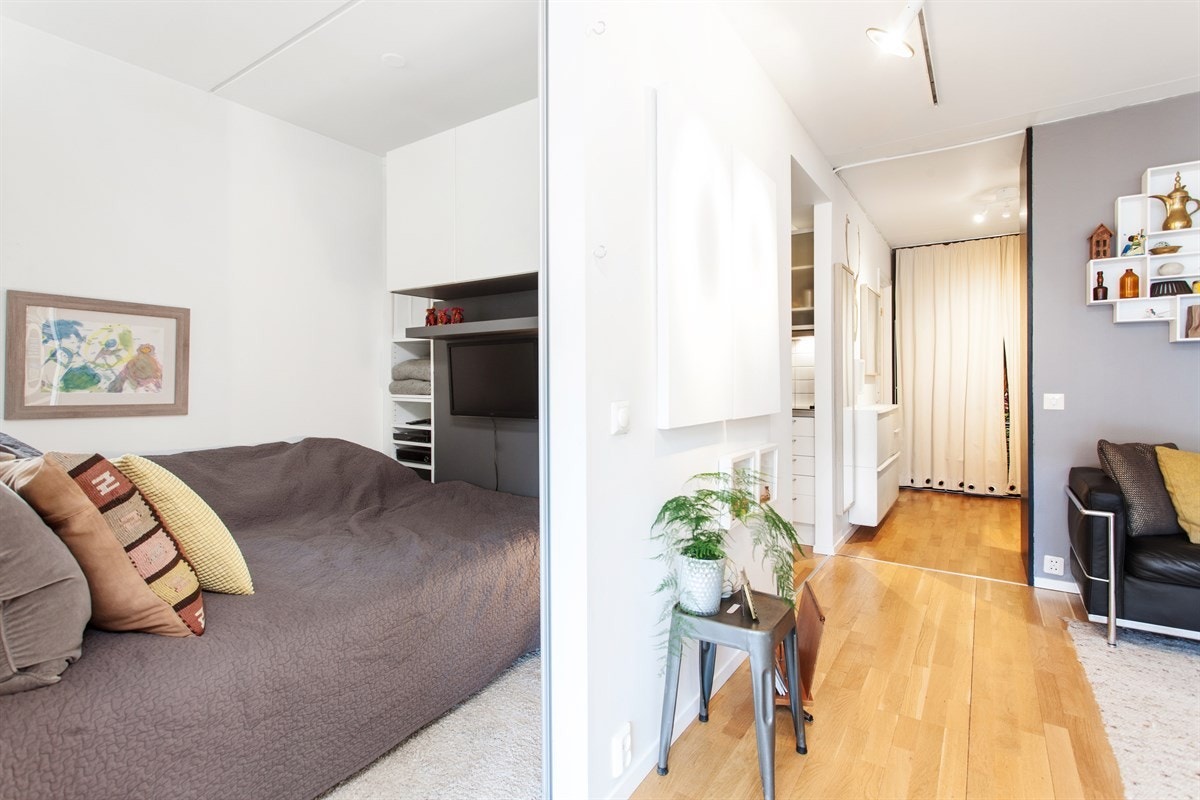 Innredet rom med et lite vindu og skyvedører godt med oppbevaringsplass. Galleribilde