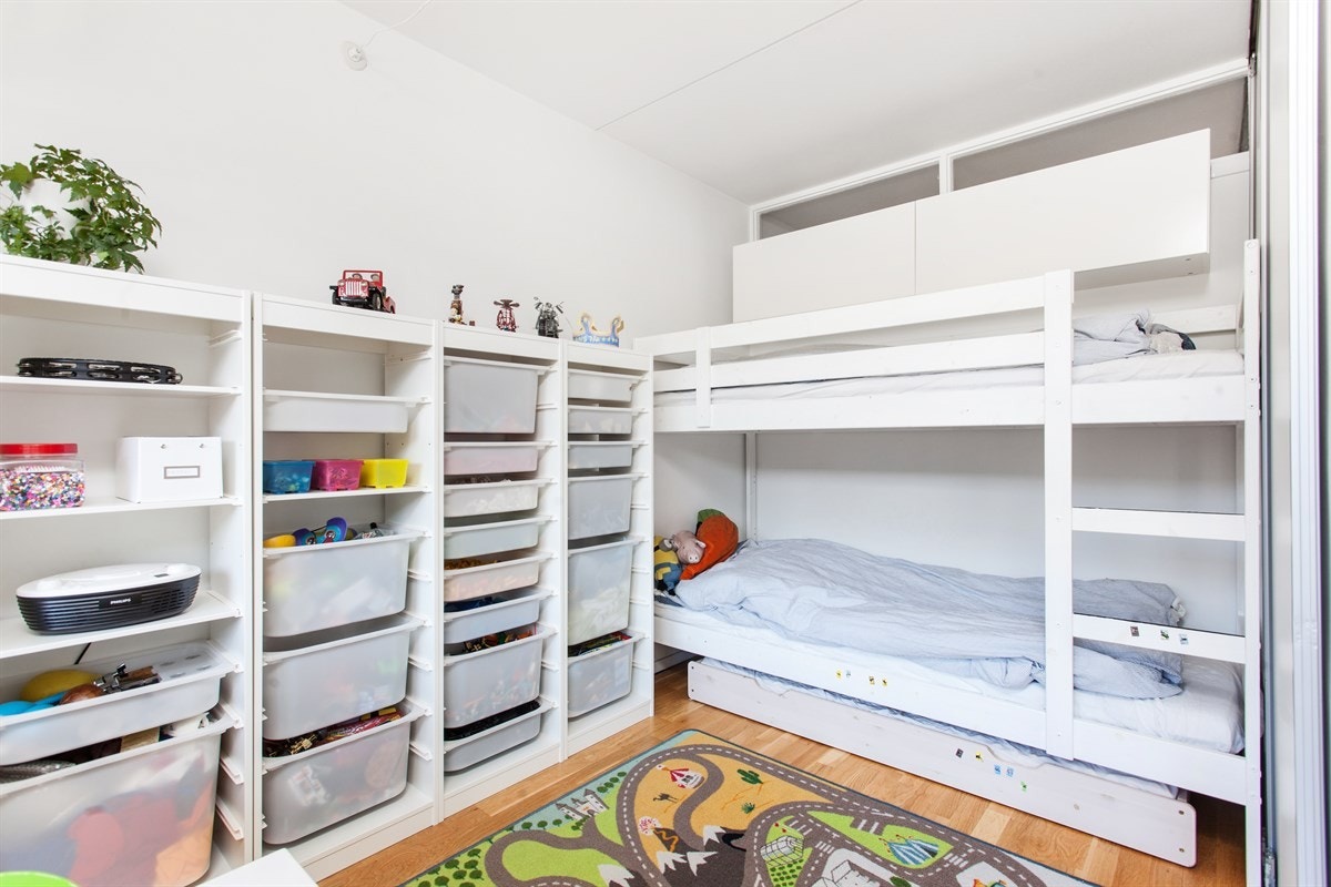 Romslig soverom med god plass til seng og garderobeskap. Galleribilde