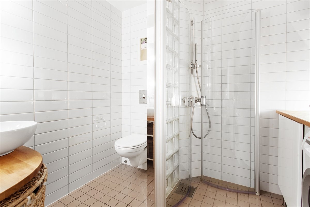 Toalett og dusjhjørne er adskilt med glassbyggerstein. Galleribilde