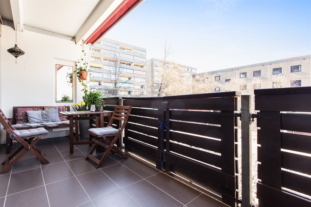 Flislagt terrasse med plass til sittegruppe. Galleribilde