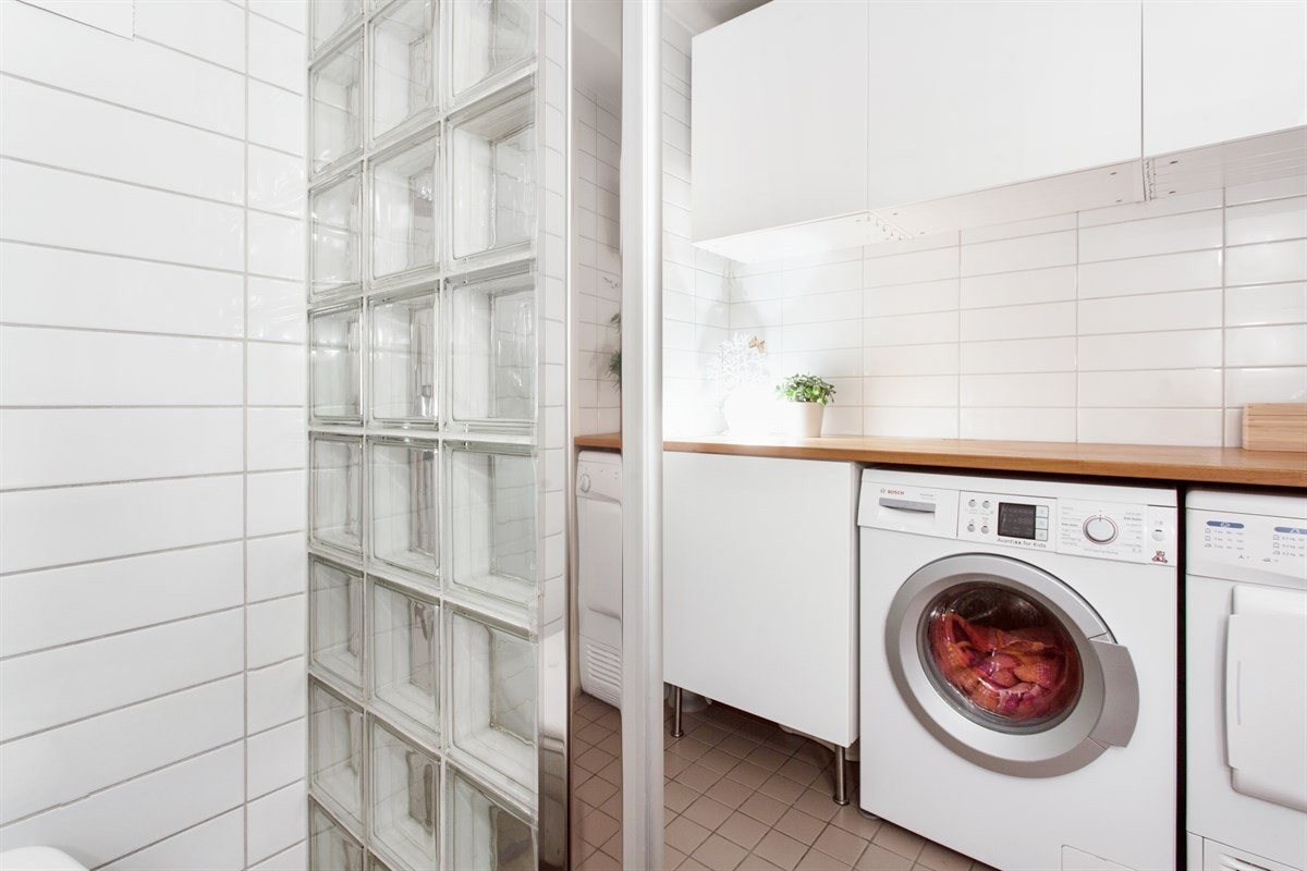 Plass til vaskemaskin og tørketrommel. Godt med skapplass. Galleribilde