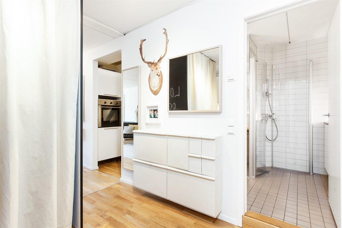 Entré med smarte garderobeløsninger. Galleribilde