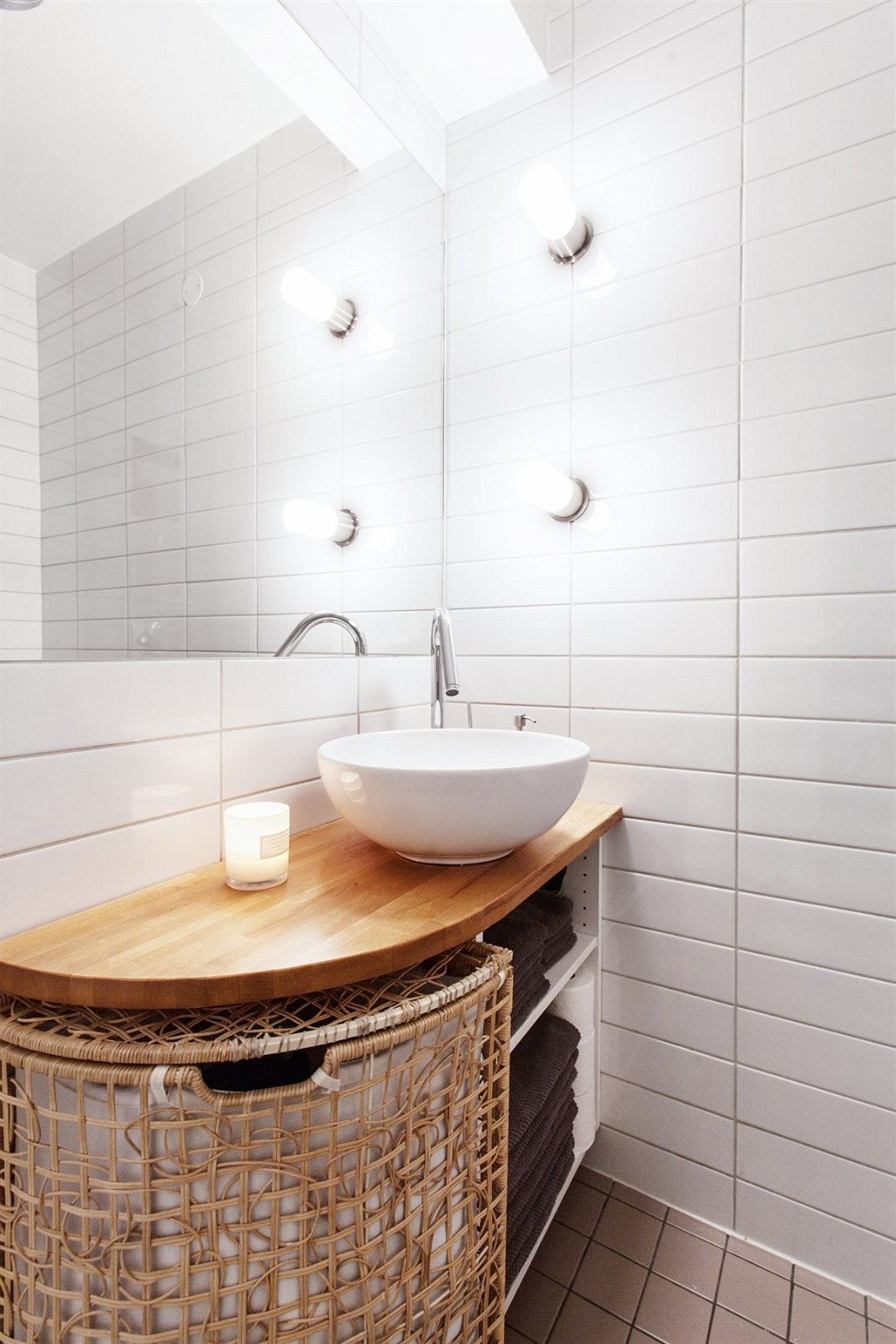 Fint flislagt bad med stort speil og servant med god oppevaringsplass. Galleribilde