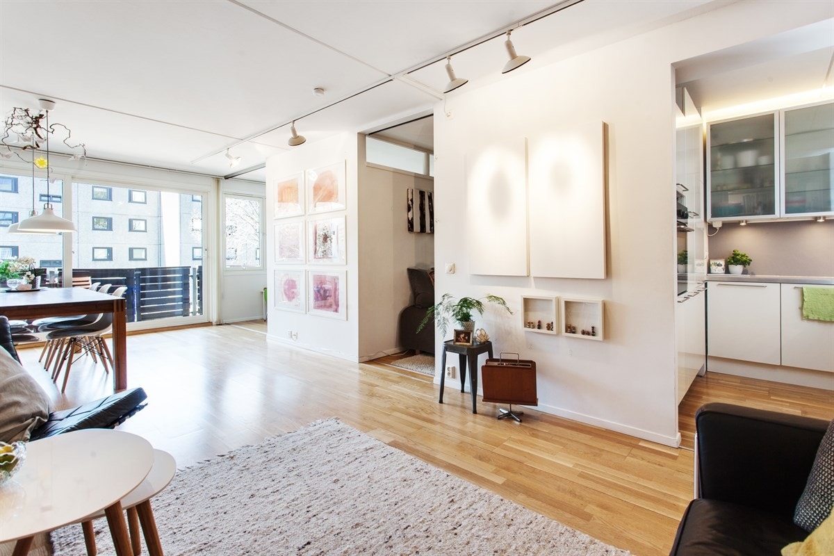 Praktisk planløsning med kjøkken og innredet rom. Galleribilde